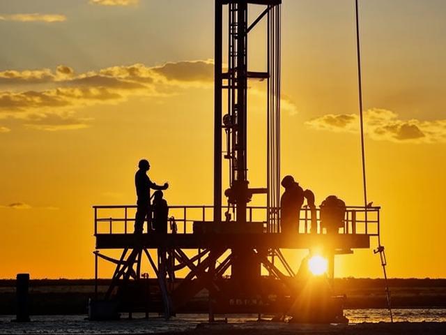 Нефтяники потратили больше денег на помощь в добыче нефти